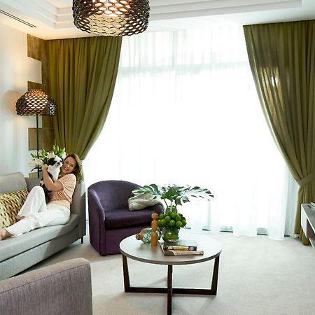 Fraser Place Robertson Walk Singapour Extérieur photo A living room in a hotel suite