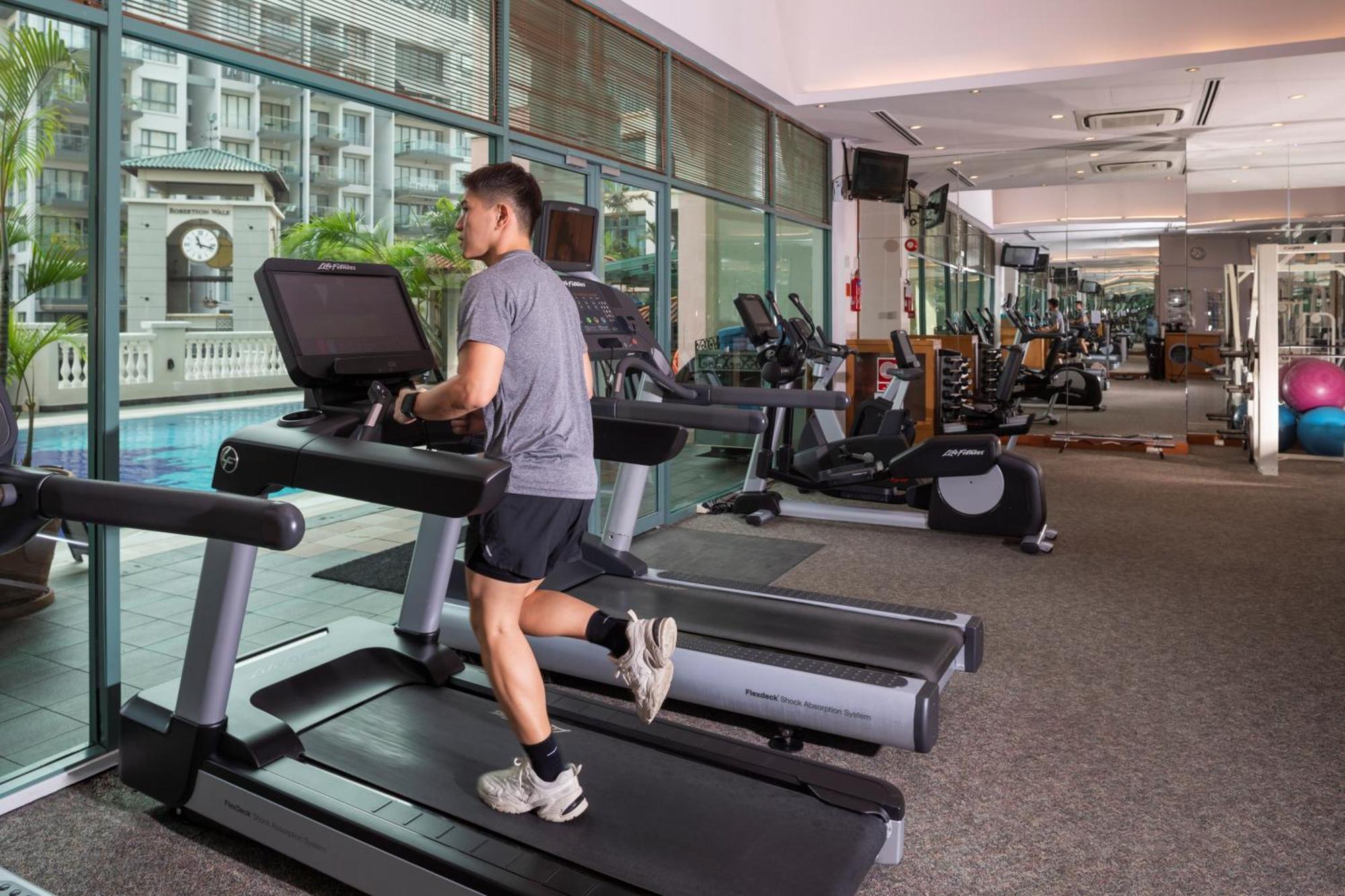 Fraser Place Robertson Walk Singapour Extérieur photo A man exercising on a treadmill