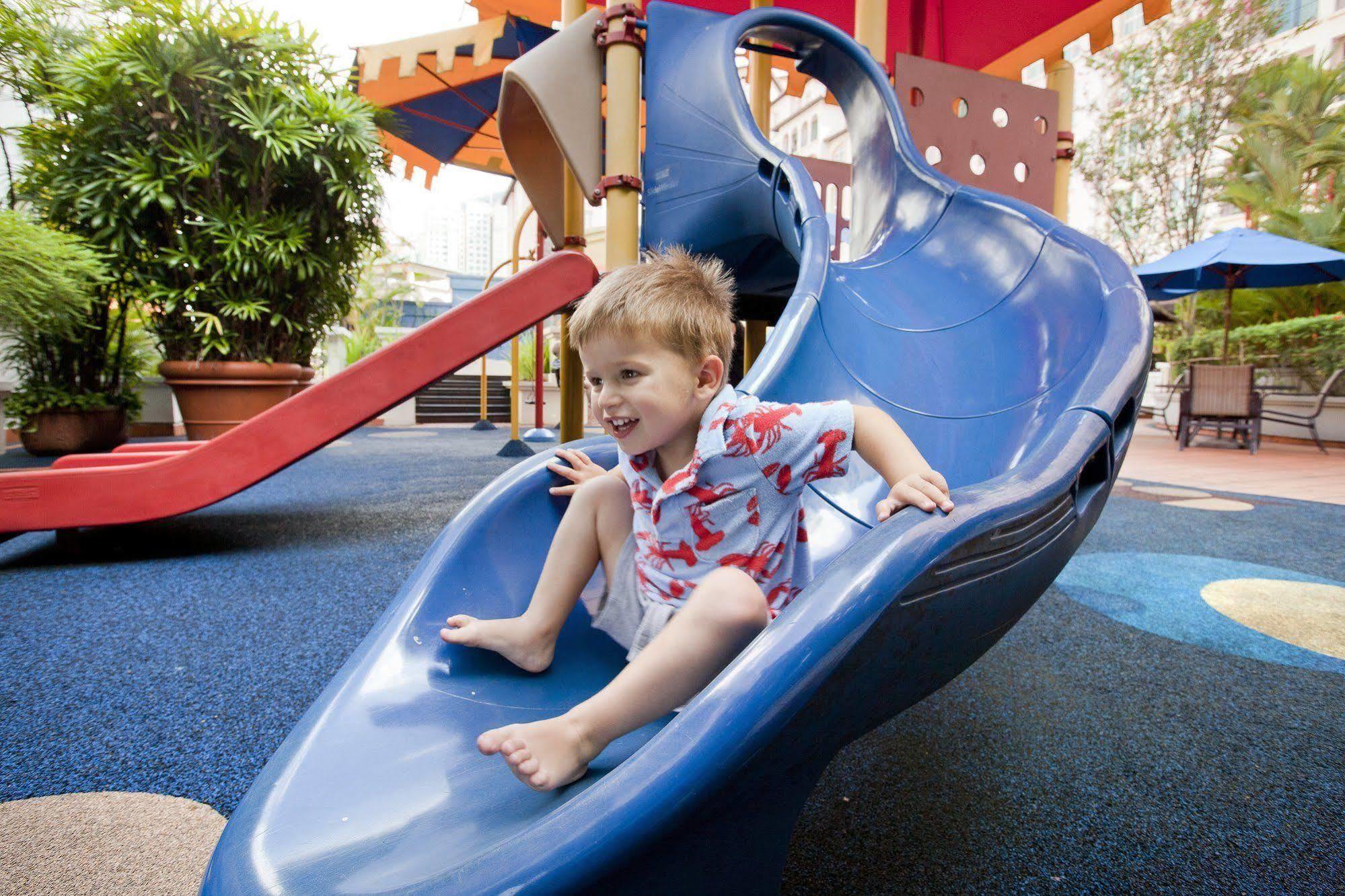Fraser Place Robertson Walk Singapour Extérieur photo A child on a slide