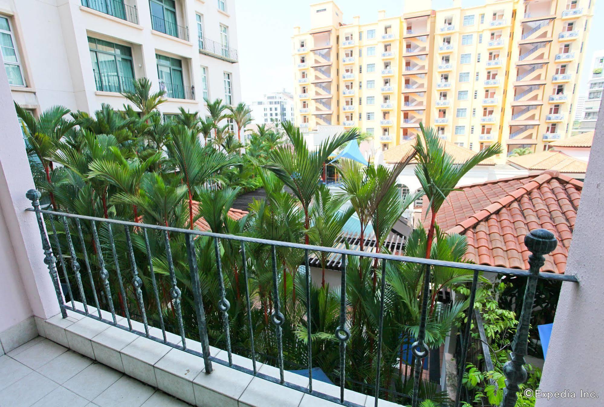 Fraser Place Robertson Walk Singapour Extérieur photo A balcony in Singapore