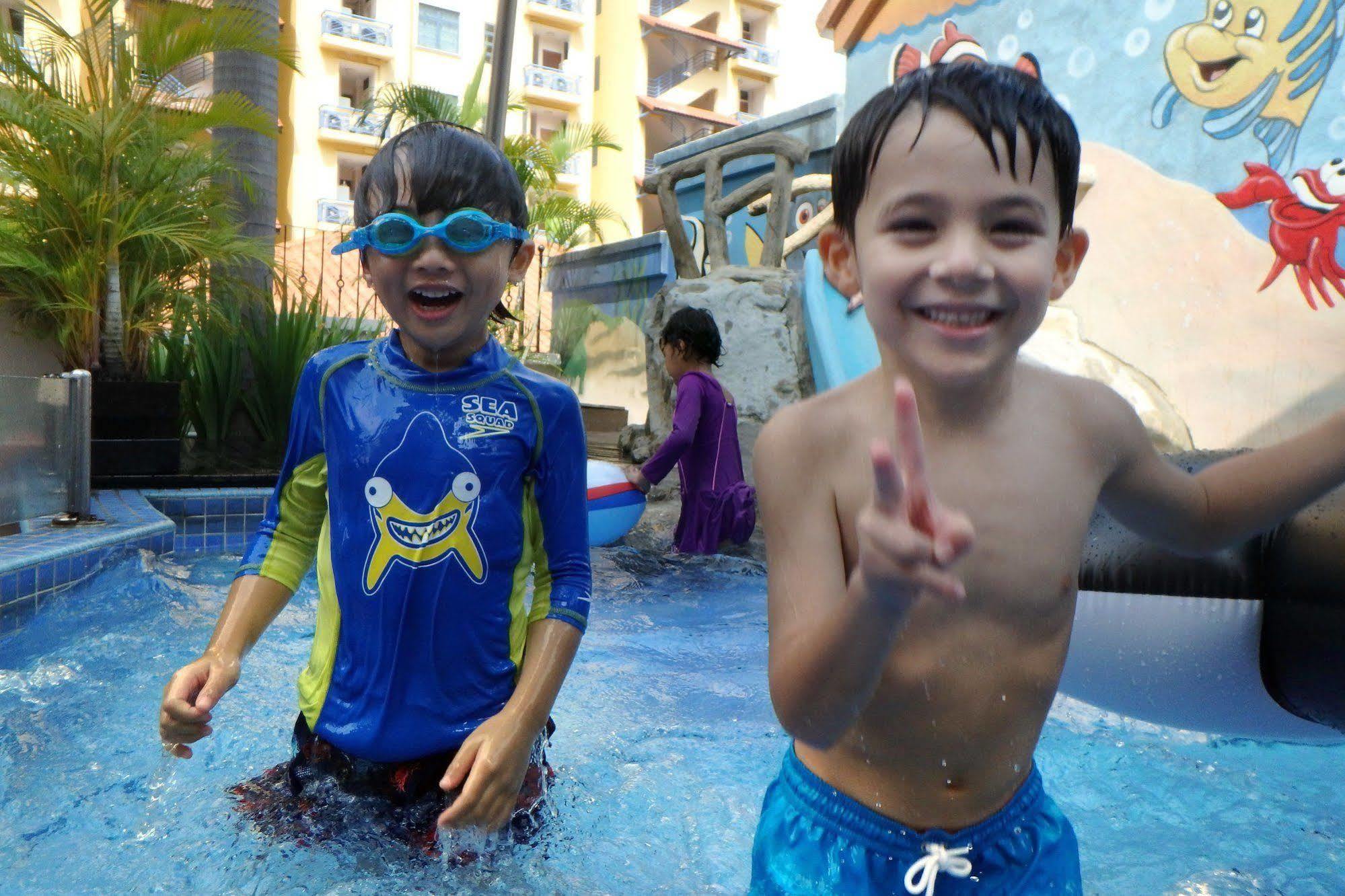 Fraser Place Robertson Walk Singapour Extérieur photo Children playing at the water park