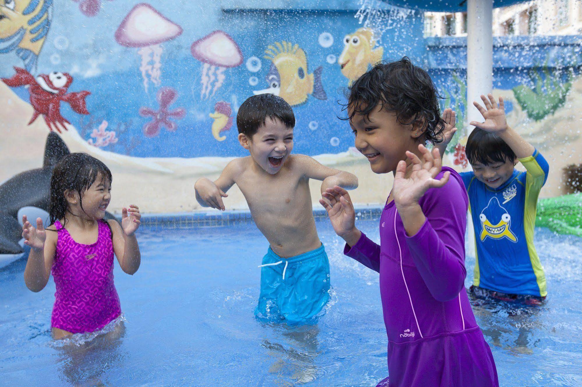 Fraser Place Robertson Walk Singapour Extérieur photo Children playing at the water park